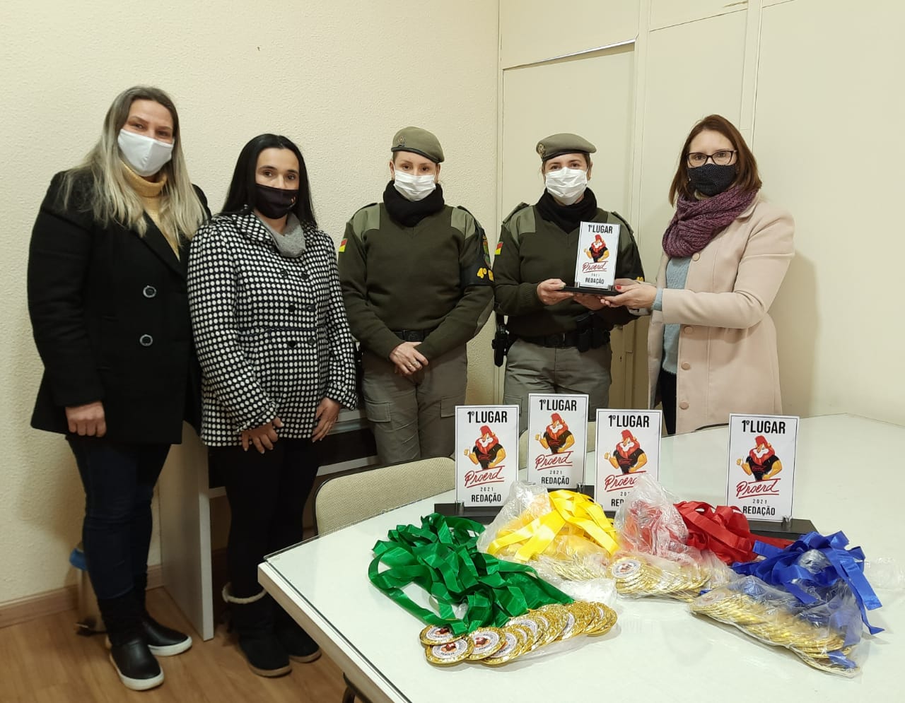 SECRETARIA MUNICIPAL DE EDUCAÇÃO, CULTURA E ESPORTE FAZ ENTREGA DE TROFÉUS E MEDALHAS PARA O PROGRAMA PROERD